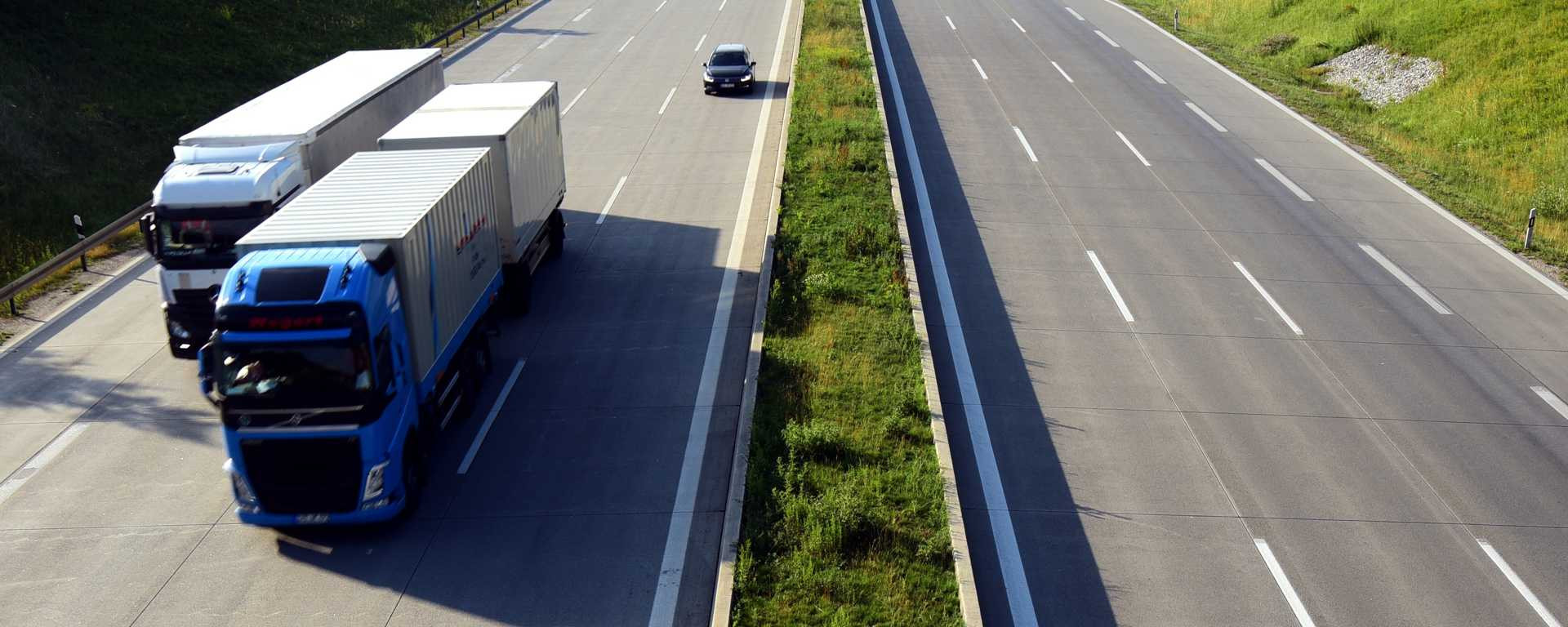 Bild zeigt Autobahn und LKW